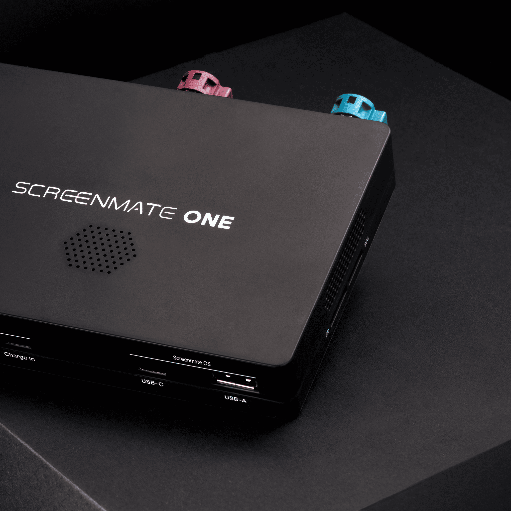 Screenmate ONE device and installation cables 2