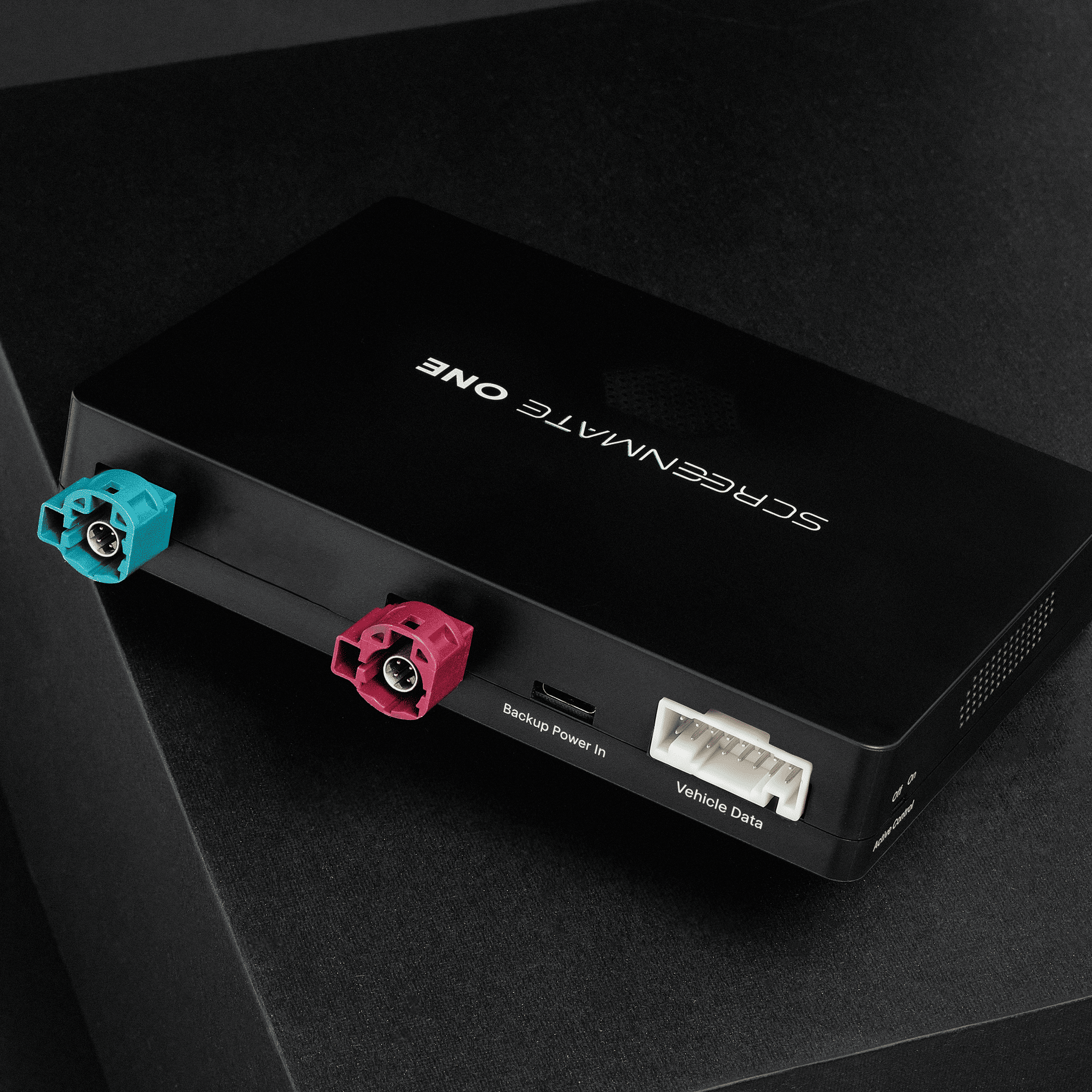 Screenmate ONE device and installation cables 3