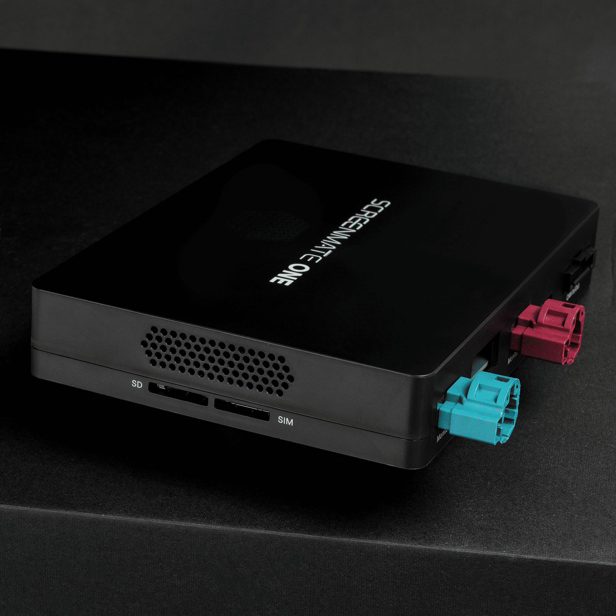 Screenmate ONE device and installation cables 5